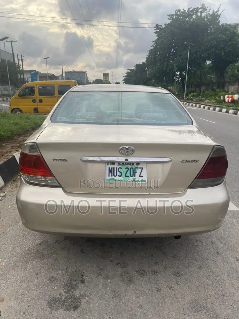 Toyota Camry LE 4dr Sedan (2.4L 4cyl 5A) 2005 Gold