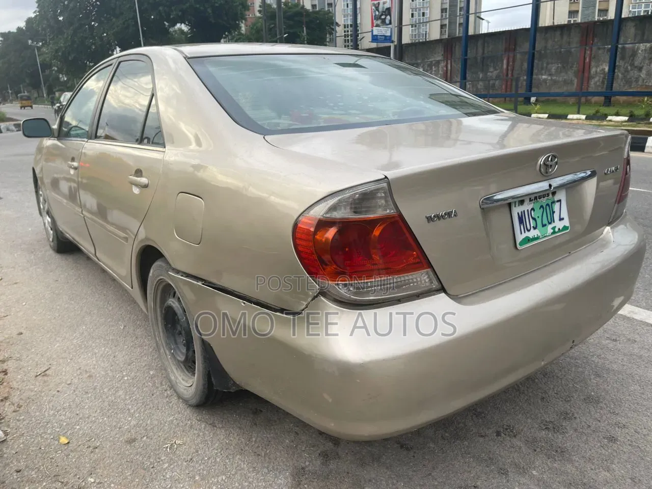 Toyota Camry LE 4dr Sedan (2.4L 4cyl 5A) 2005 Gold