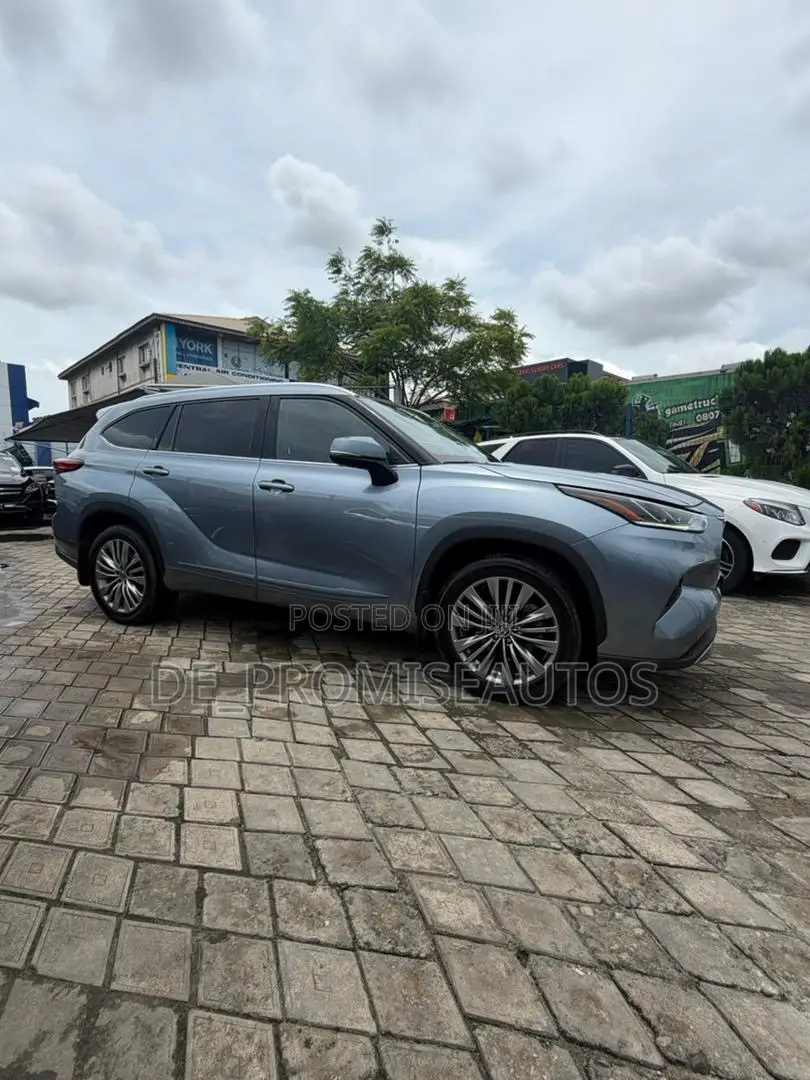 Toyota Highlander XLE 2021 Silver