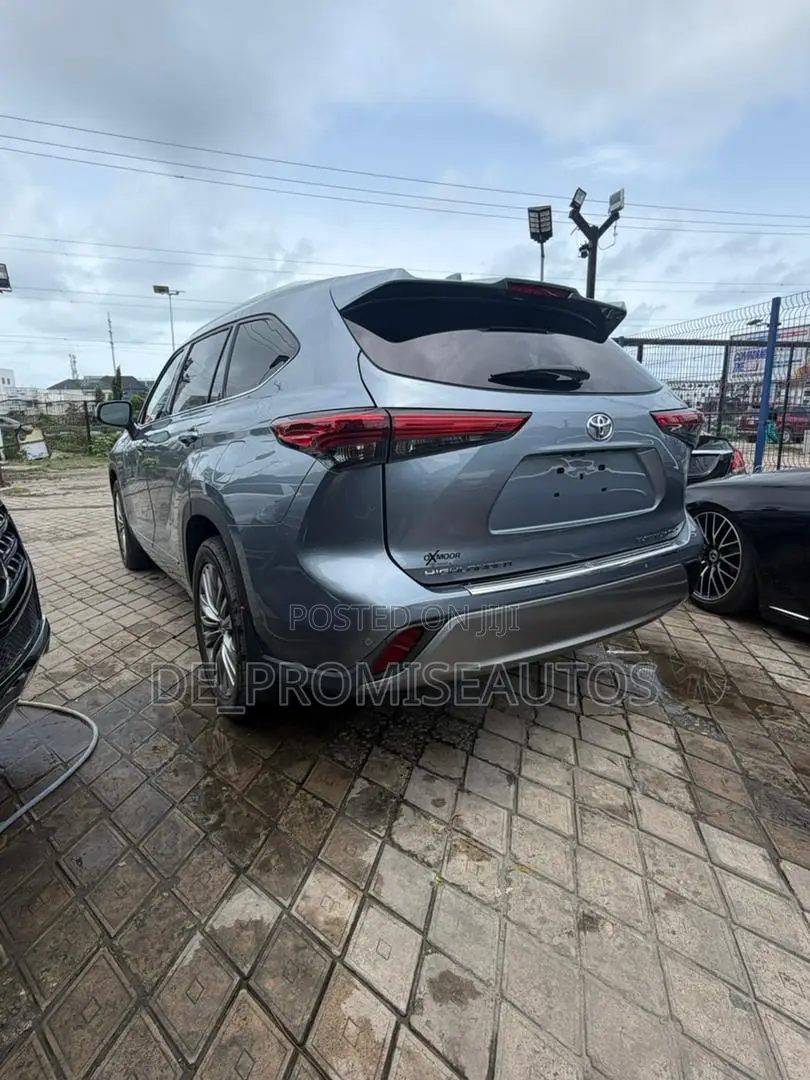 Toyota Highlander XLE 2021 Silver