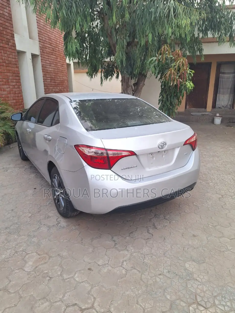 Toyota Corolla LE (1.8L 4cyl 2A) 2019 Silver