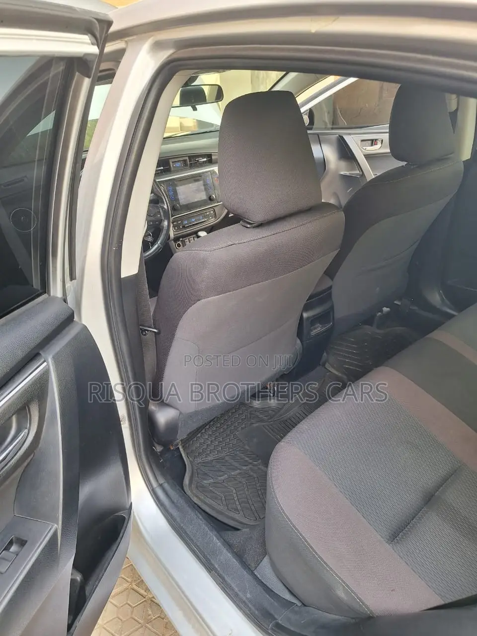 Toyota Corolla LE (1.8L 4cyl 2A) 2019 Silver