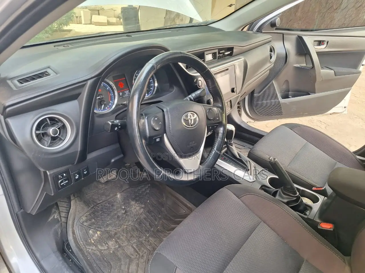 Toyota Corolla LE (1.8L 4cyl 2A) 2019 Silver