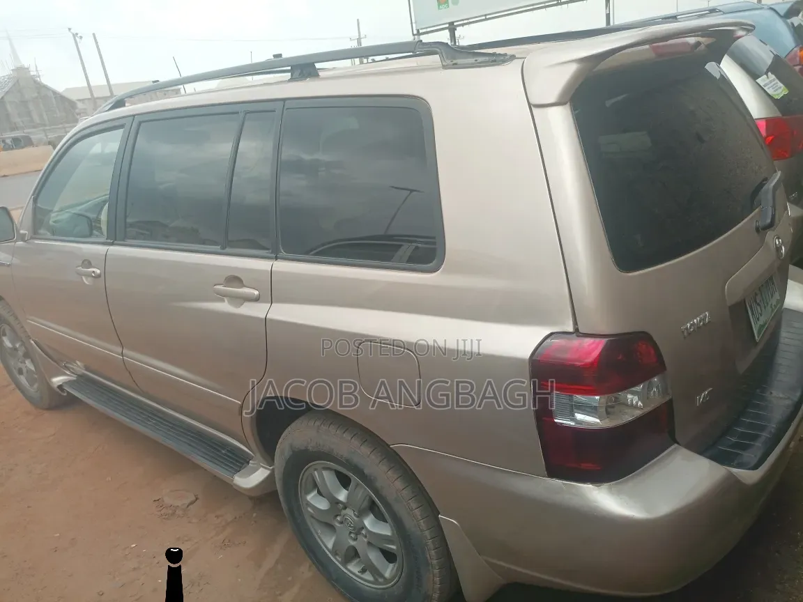Toyota Highlander 2004 Gold