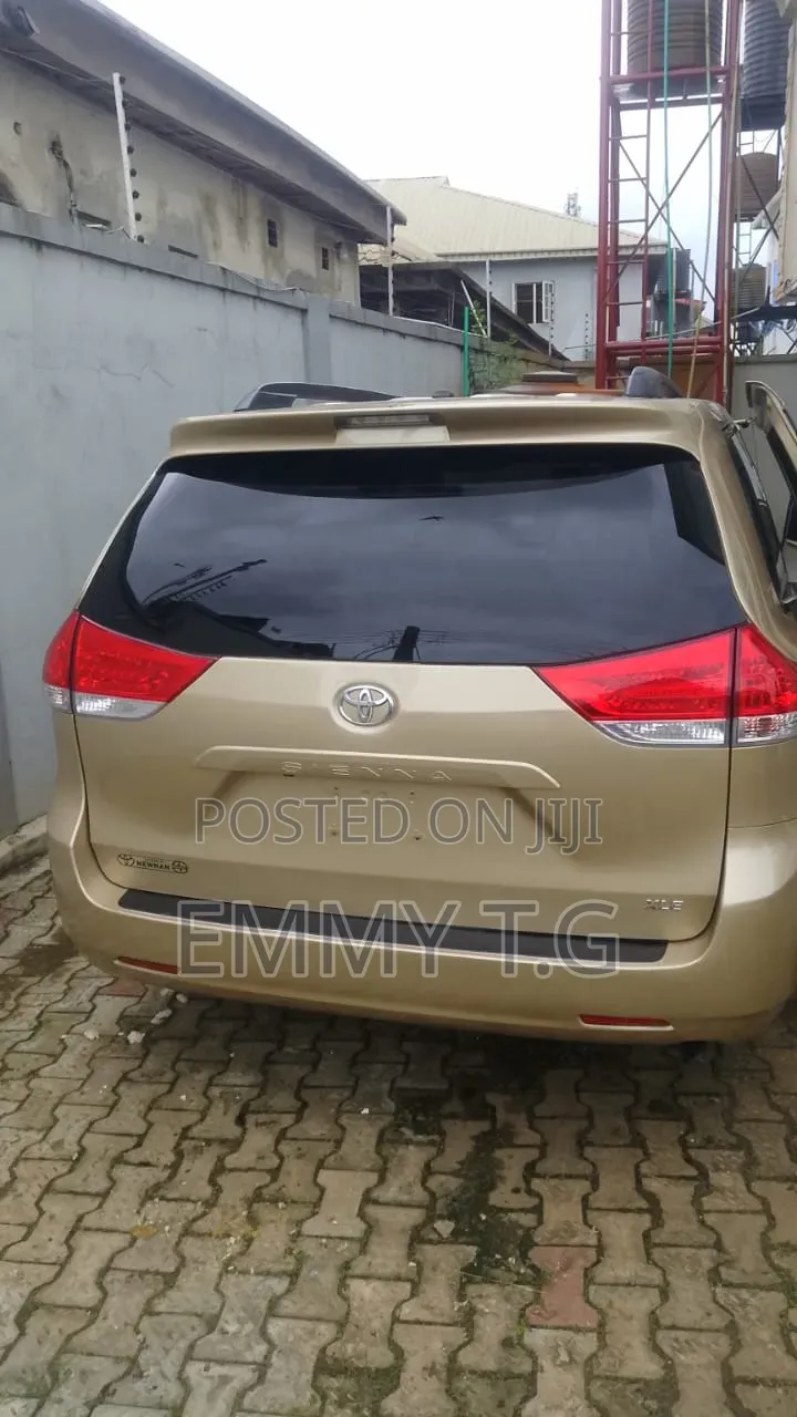 Toyota Sienna 2014 Gold