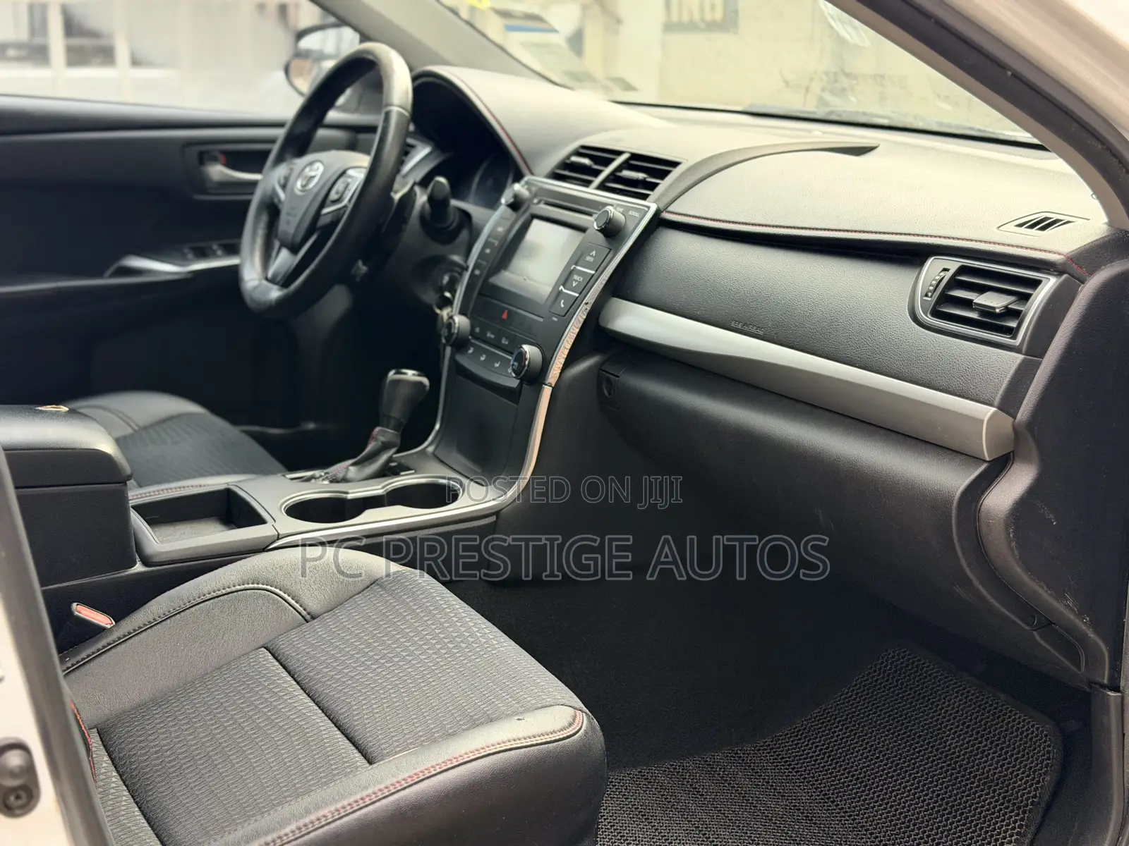 Toyota Camry SE 4dr Sedan (2.5L 4cyl 6A) 2015 White