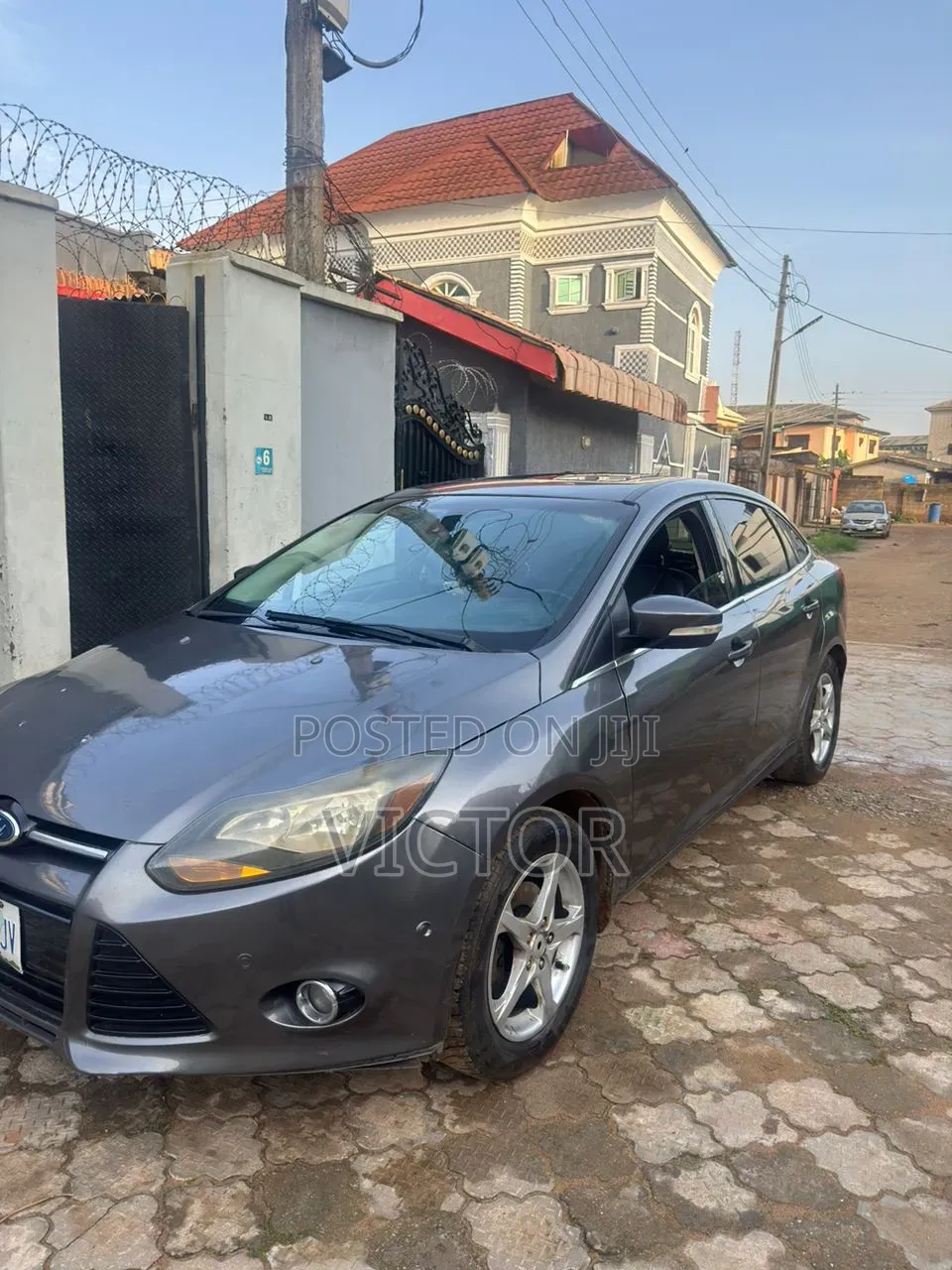 Ford Focus Titanium Sedan FWD (2.0 4cyl 5M) 2012 Blue