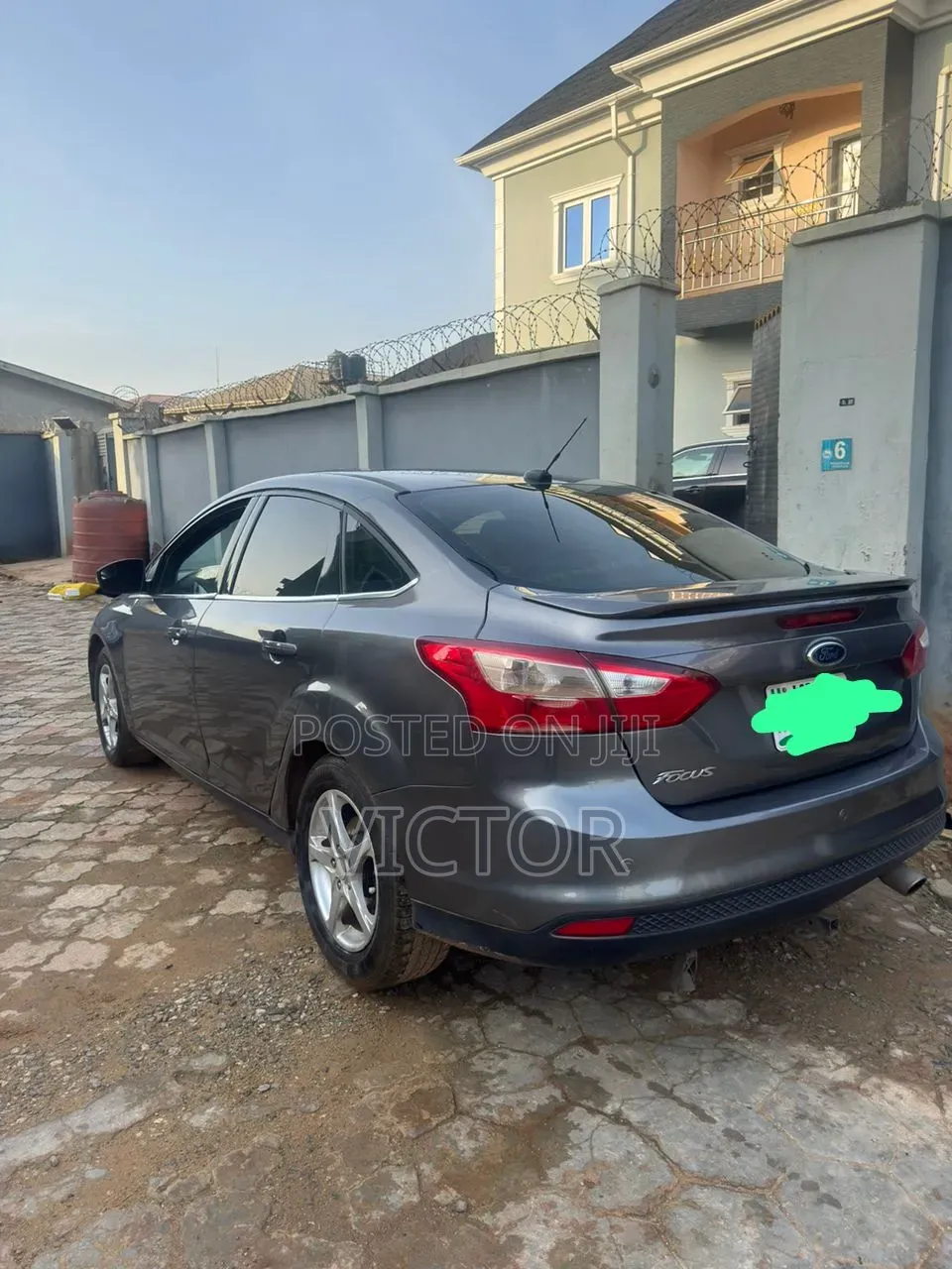 Ford Focus Titanium Sedan FWD (2.0 4cyl 5M) 2012 Blue