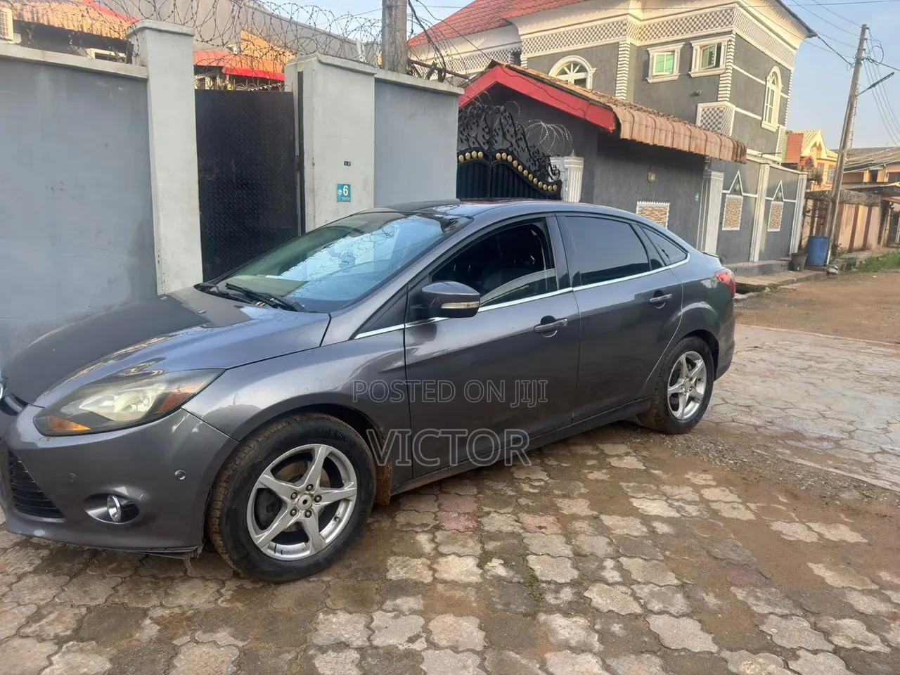 Ford Focus Titanium Sedan FWD (2.0 4cyl 5M) 2012 Blue