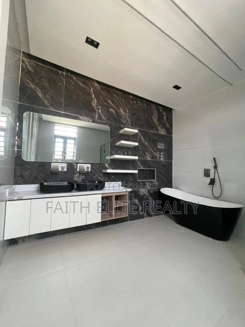 5bdrm Duplex in Lekki Phase 1 for sale