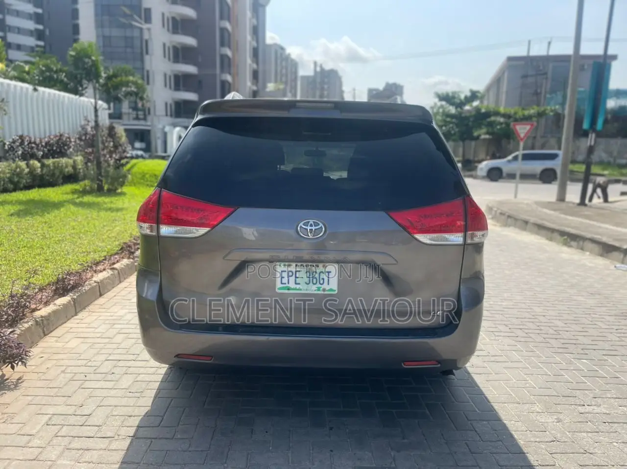 Toyota Sienna XLE FWD 8-Passenger 2013 Gray
