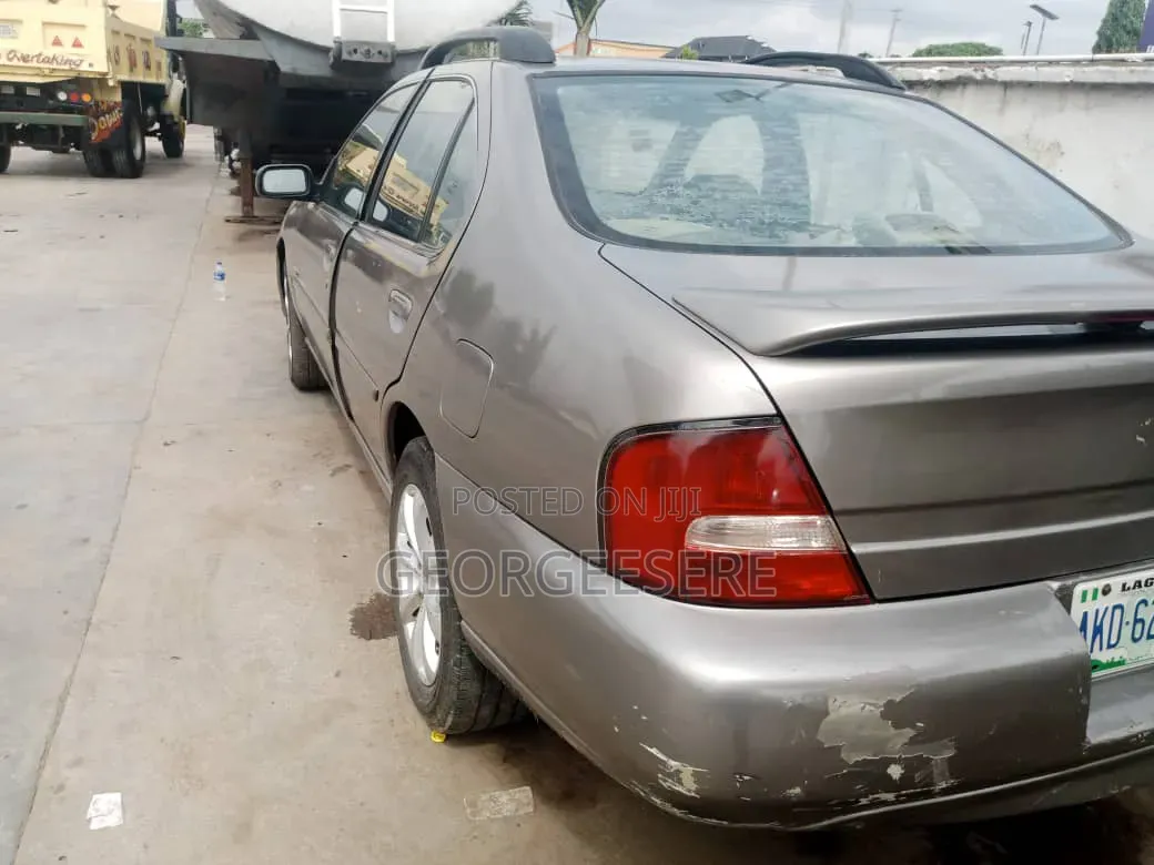 Nissan Altima 2000 Gray