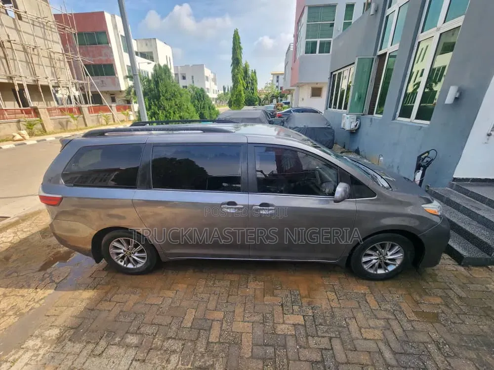 Toyota Sienna Limited 7-Passenger 4dr Minivan AWD (3.5L 6cyl 6A) 2015