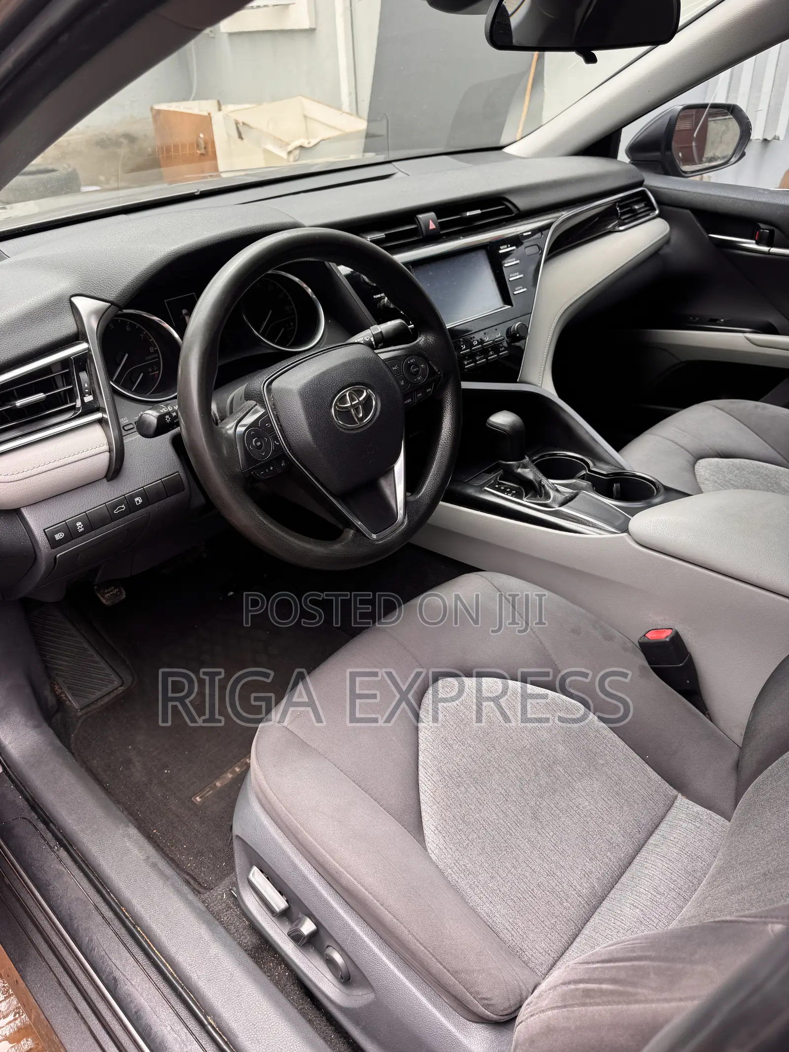 Toyota Camry LE FWD (2.5L 4cyl 8AM) 2018 Gray
