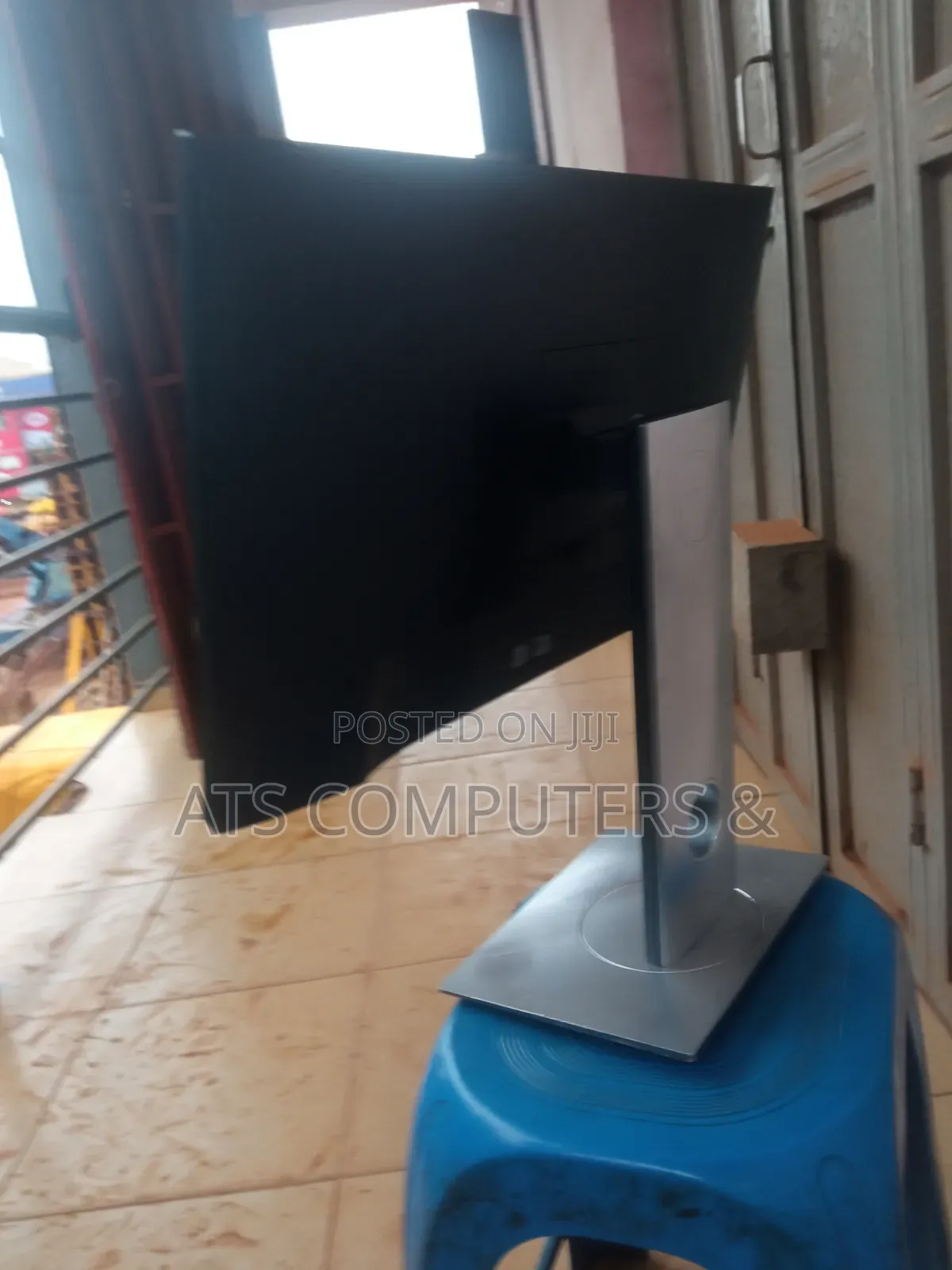 Clean 24 Inches Frameless Monitor