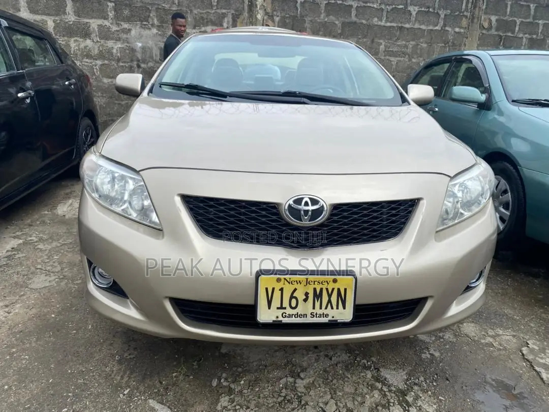 Toyota Corolla LE 4dr Sedan (1.8L 4cyl 4A) 2010 Gold