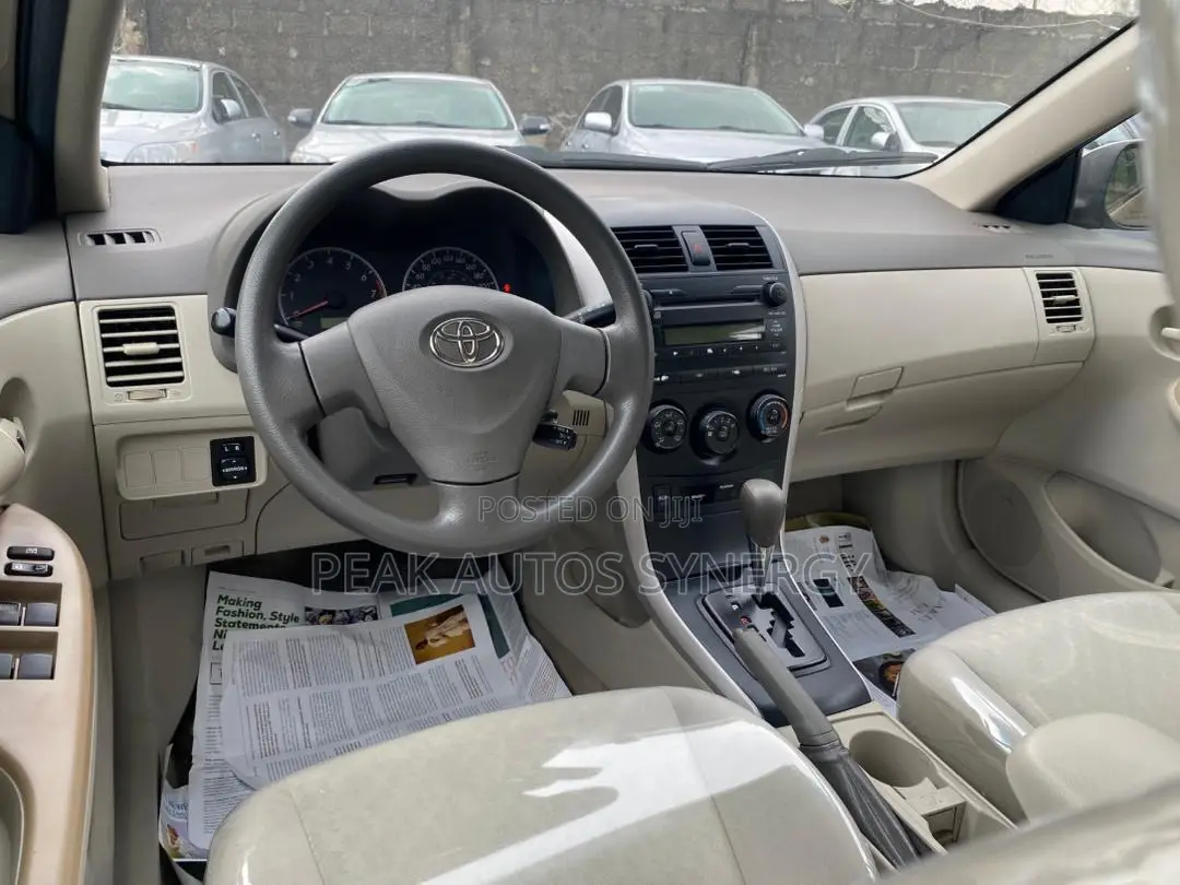 Toyota Corolla LE 4dr Sedan (1.8L 4cyl 4A) 2010 Gold