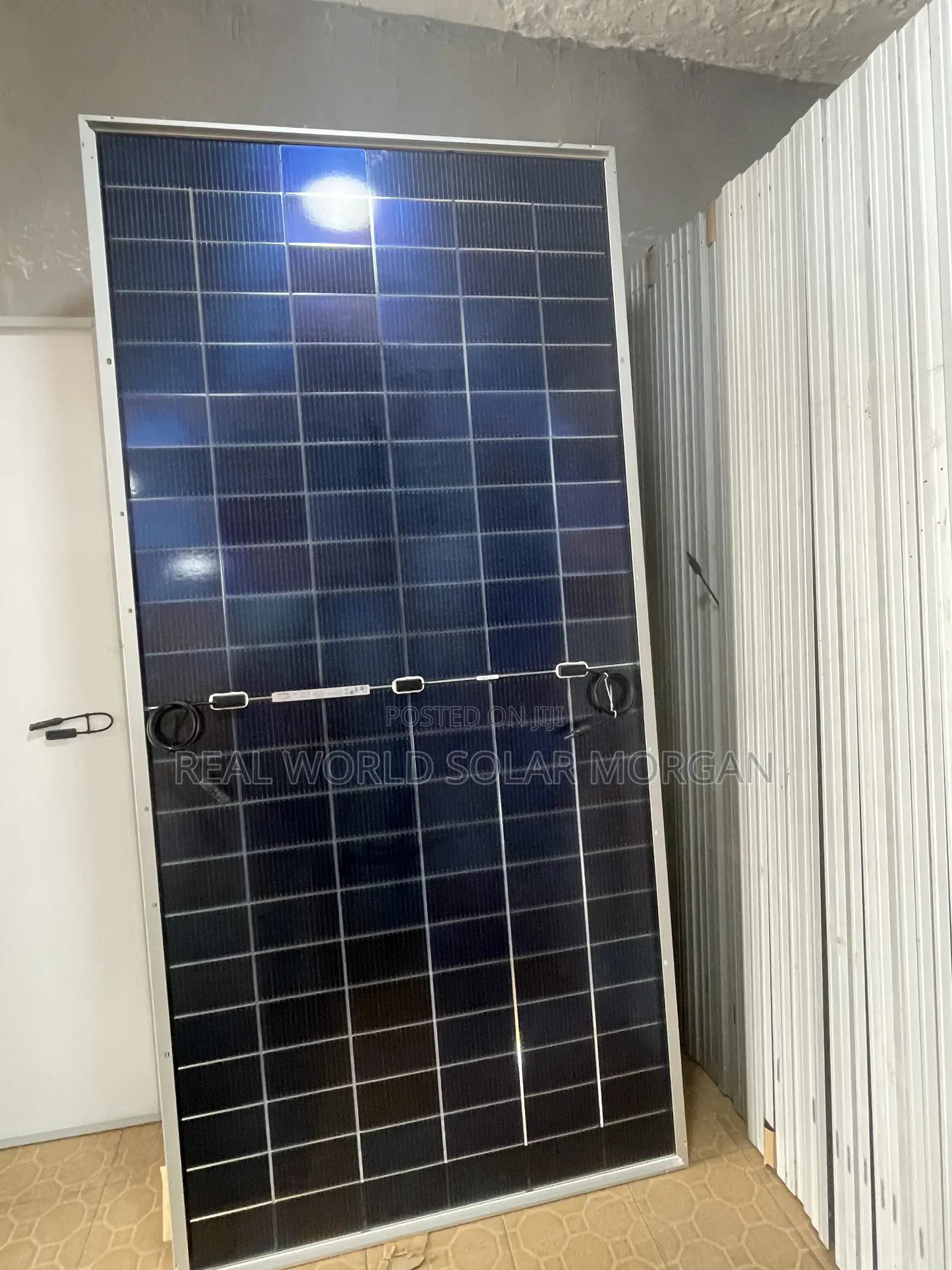 600w Jinko 144 Cells (16 Busbar)