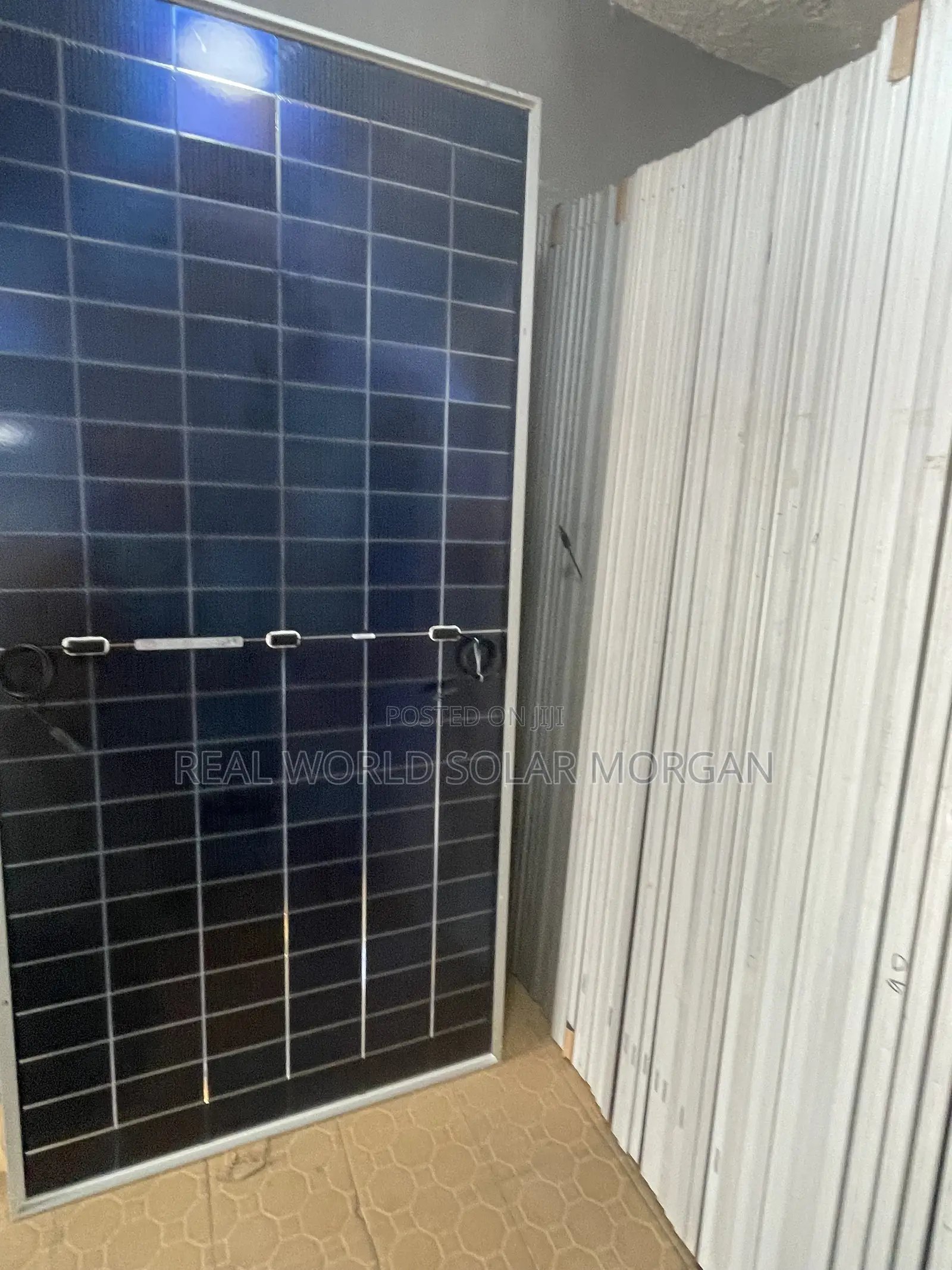 600w Jinko 144 Cells (16 Busbar)