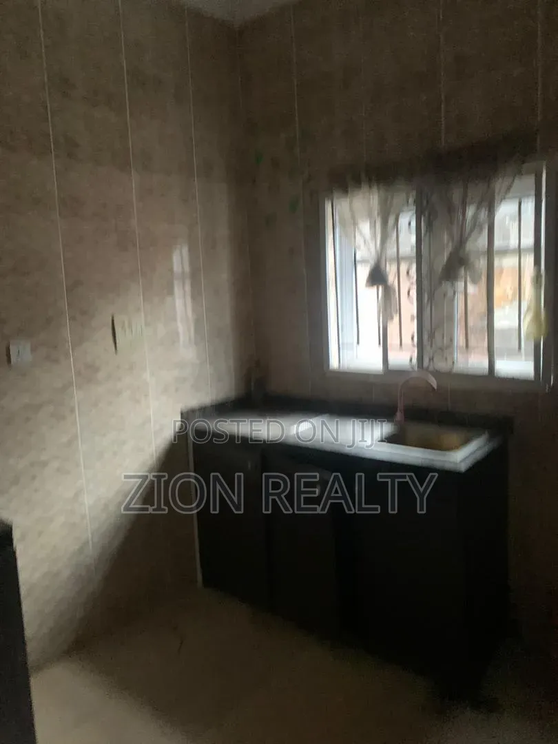 3bdrm Apartment in New Road, Awoyaya for rent