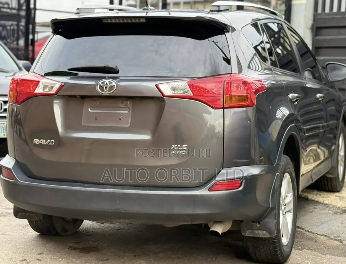 Toyota RAV4 XLE 4dr SUV AWD (2.5L 4cyl 6A) 2014 Gray