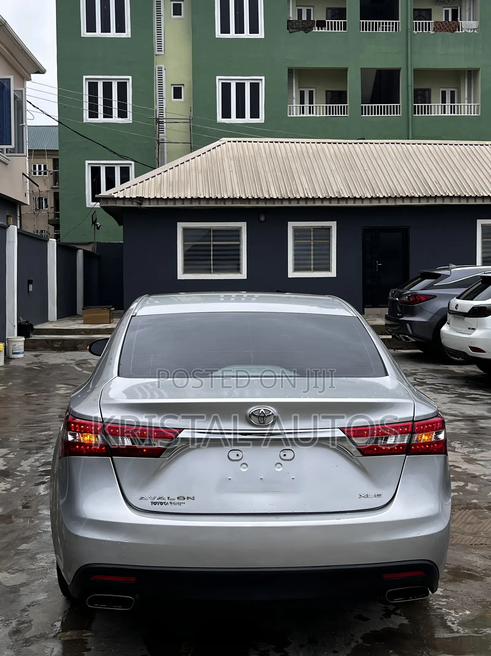 Toyota Avalon XLE Premium Sedan FWD (3.5L 6cyl 6A) 2013 Silver