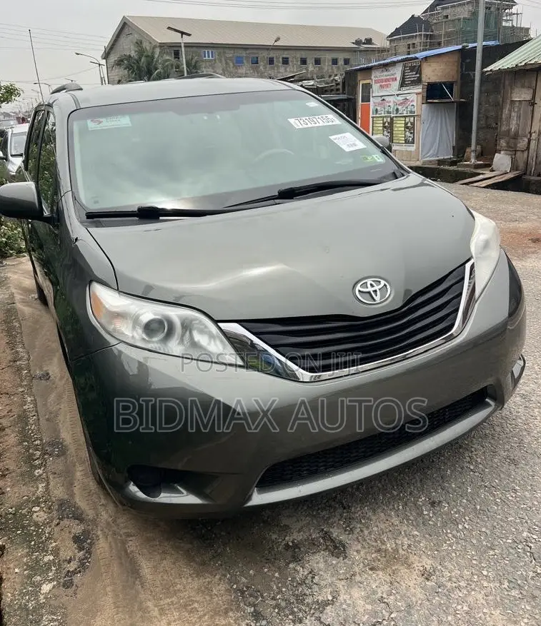 Toyota Sienna LE 7 Passenger 2011 Gray