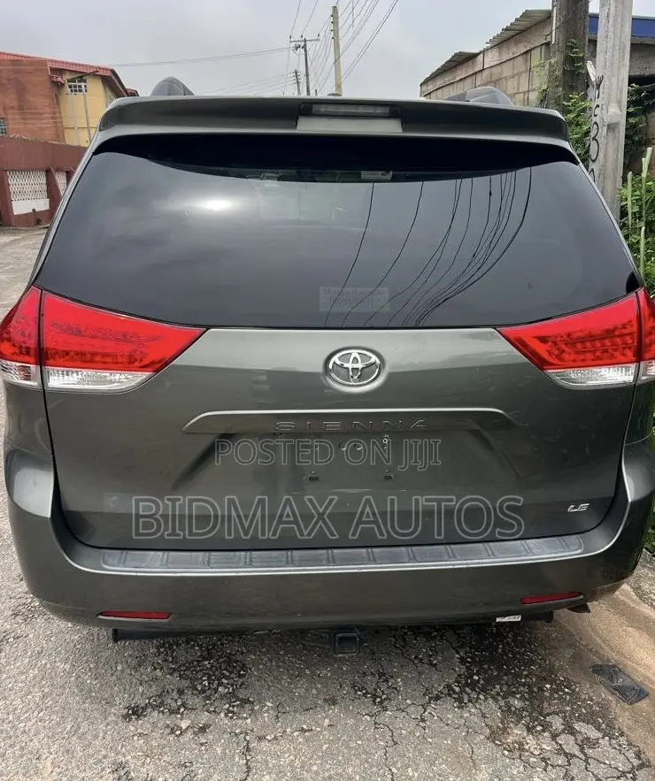Toyota Sienna LE 7 Passenger 2011 Gray