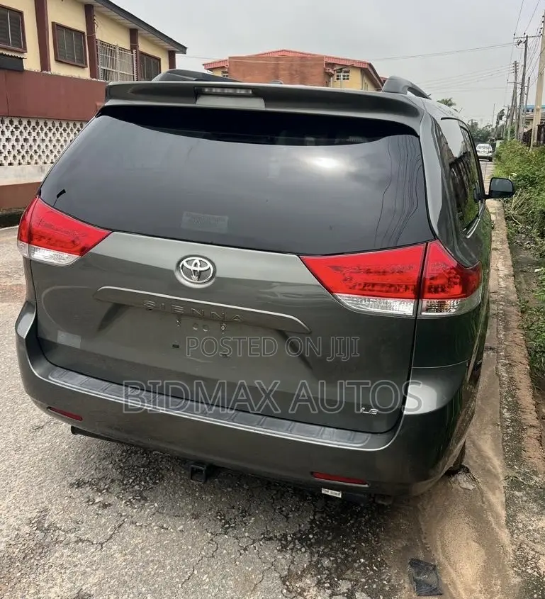 Toyota Sienna LE 7 Passenger 2011 Gray