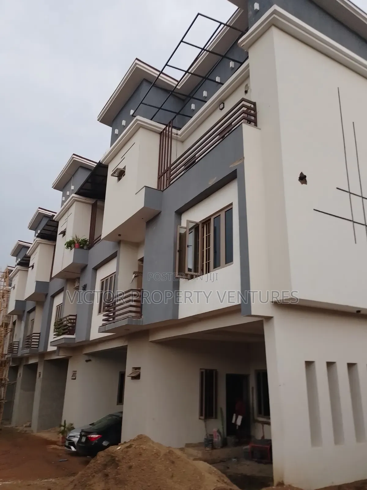 5bdrm Duplex in Dawaki for sale
