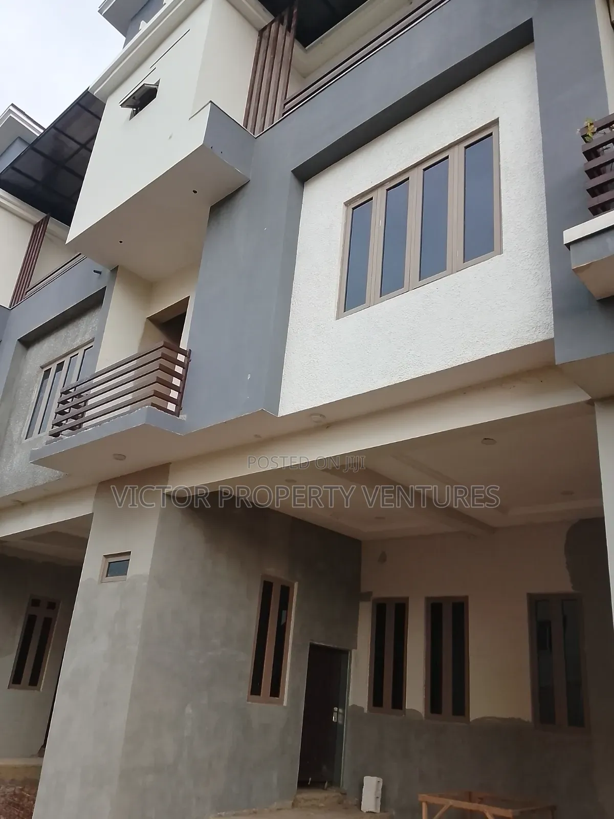 5bdrm Duplex in Dawaki for sale