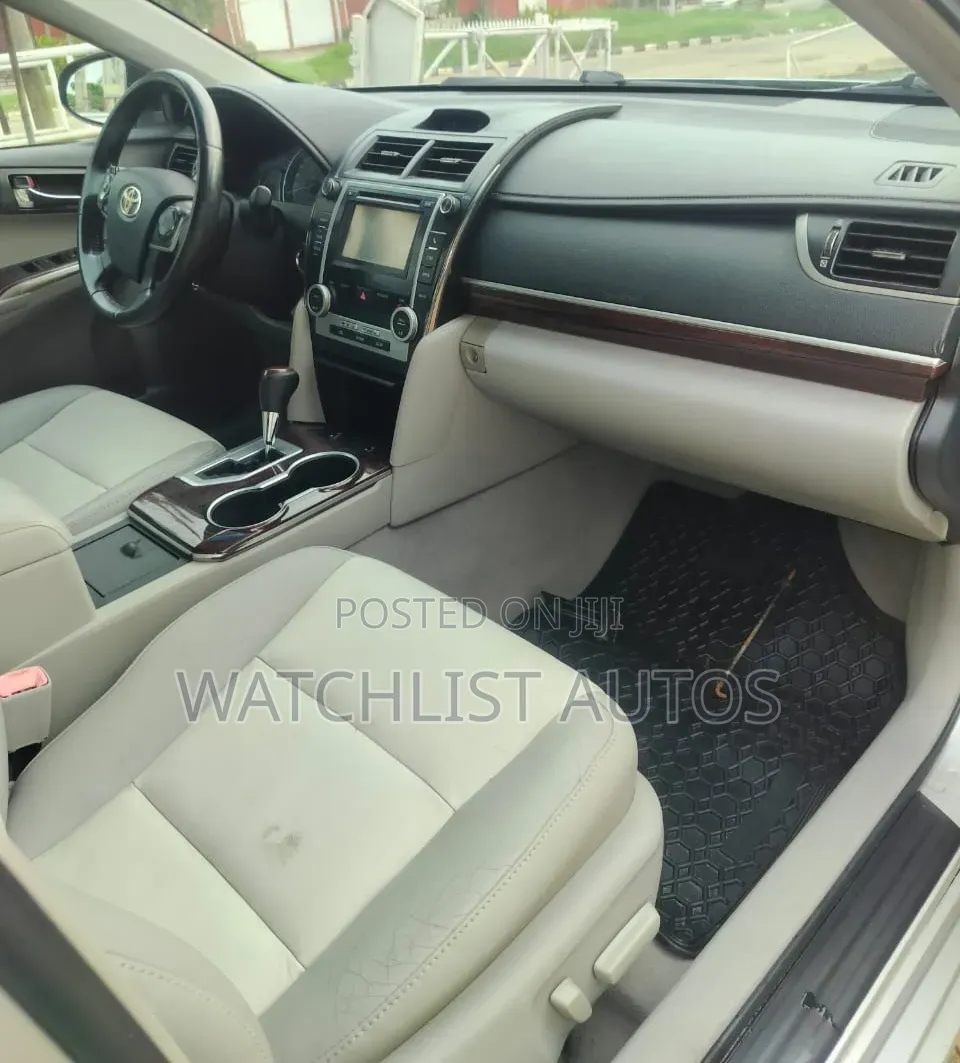 Toyota Camry XLE 4dr Sedan (2.5L 4cyl 6A) 2012 Silver