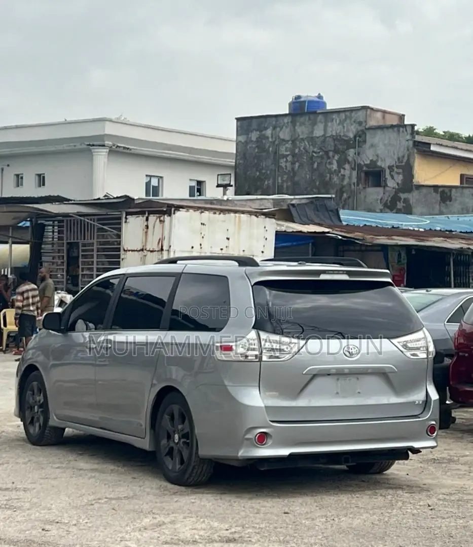 Toyota Sienna 2015 Silver