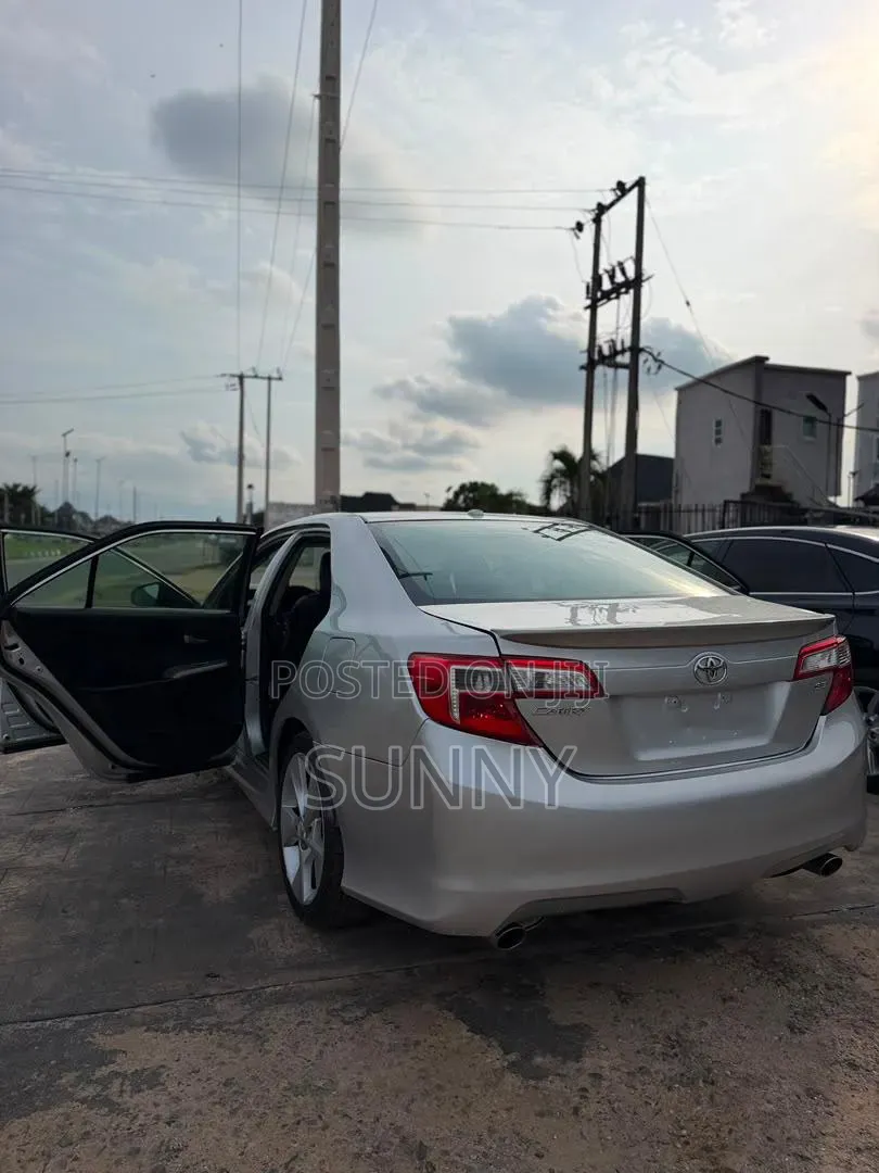 Toyota Camry XLE V6 4dr Sedan (3.5L 6cyl 6A) 2013 Silver