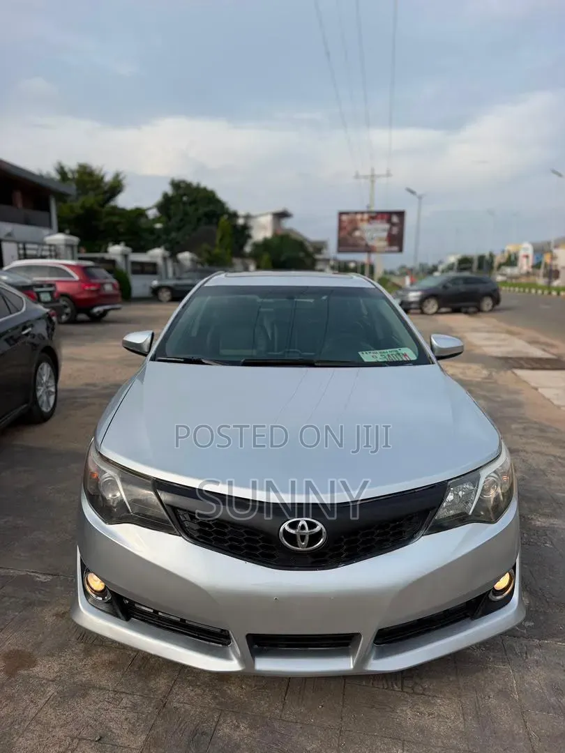 Toyota Camry XLE V6 4dr Sedan (3.5L 6cyl 6A) 2013 Silver