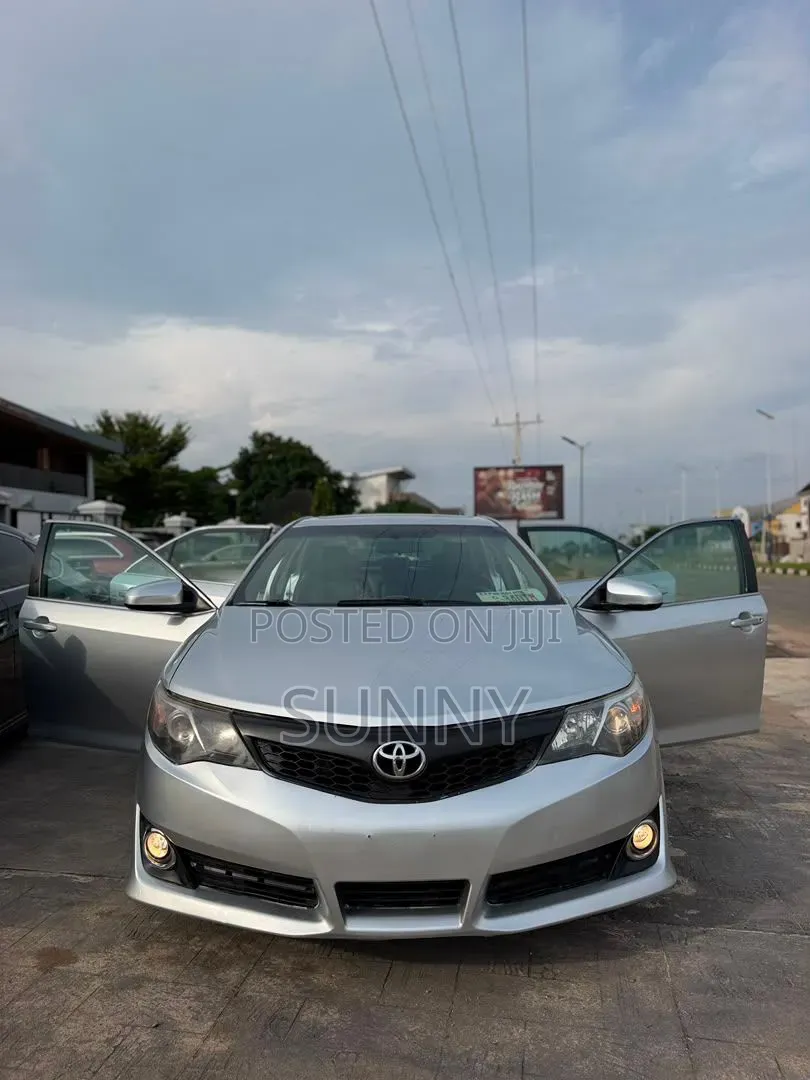 Toyota Camry XLE V6 4dr Sedan (3.5L 6cyl 6A) 2013 Silver