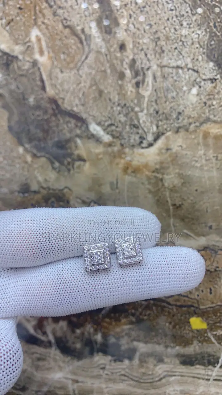 Moissainte Diamond Replica Earring for Guys, Active on Tester