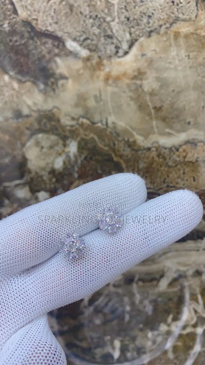 Moissainte Diamond Replica Earring for Guys, Active on Tester