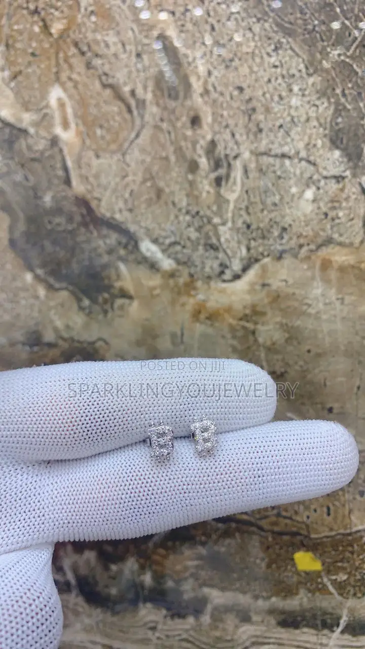 Moissainte Diamond Replica Earring for Guys, Active on Tester