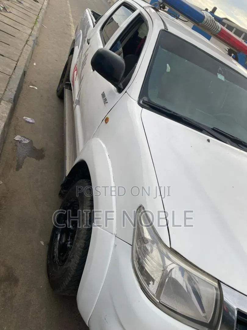 Toyota Hilux 2012 White