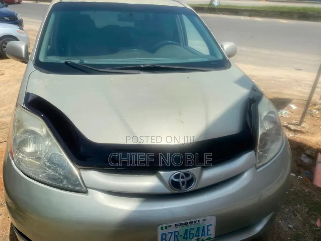 Toyota Sienna LE 4WD 2007 Yellow