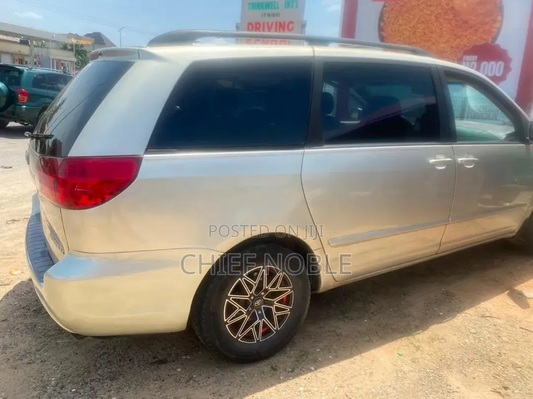 Toyota Sienna LE 4WD 2007 Yellow