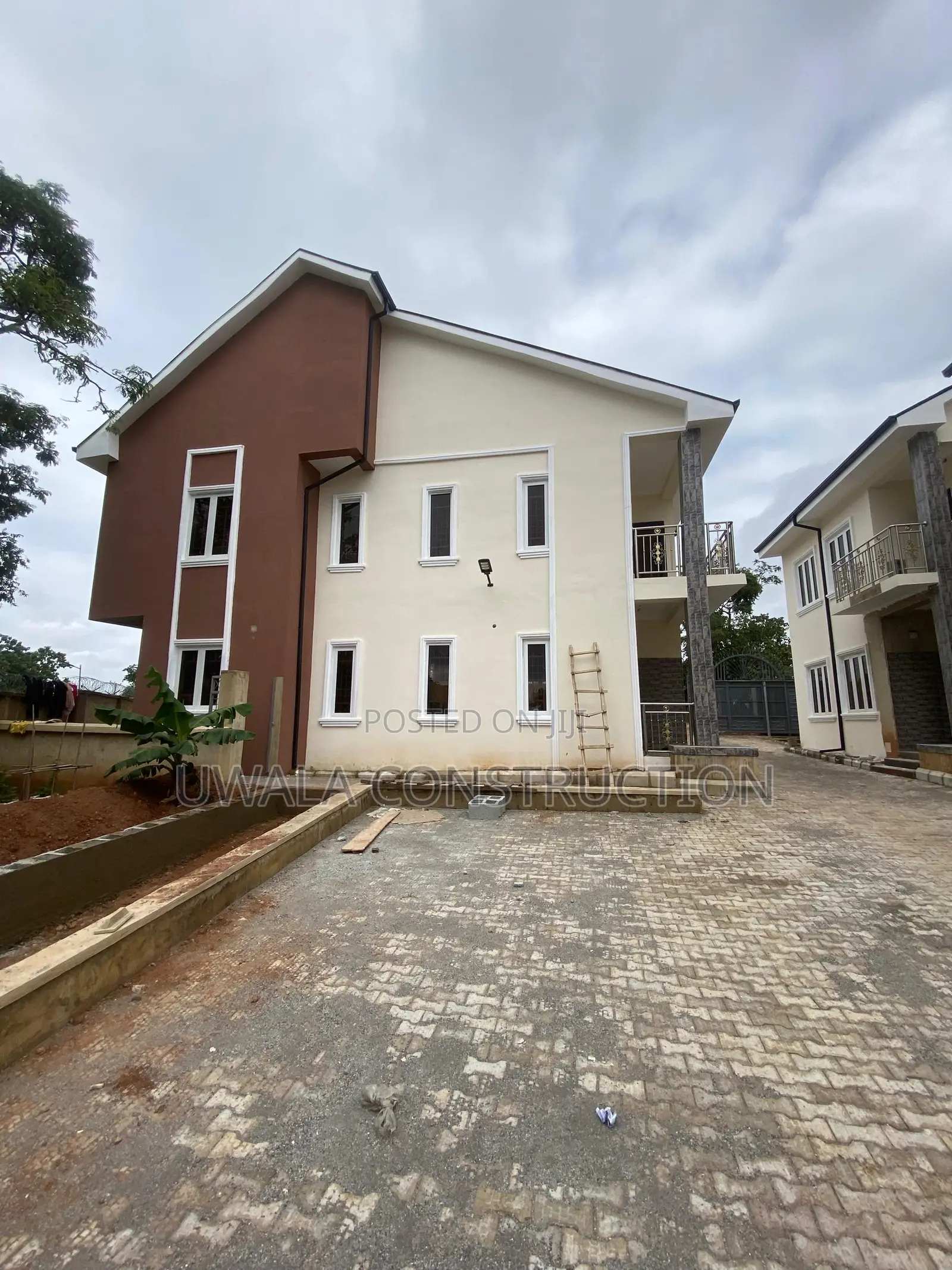 4bdrm Townhouse/Terrace in Gaduwa for sale