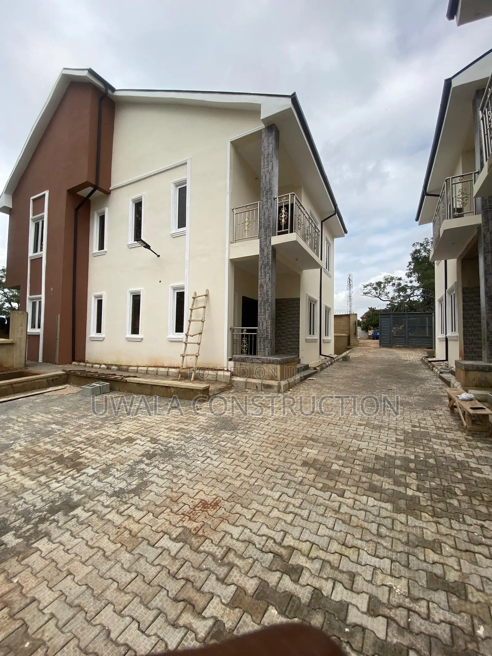 4bdrm Townhouse/Terrace in Gaduwa for sale