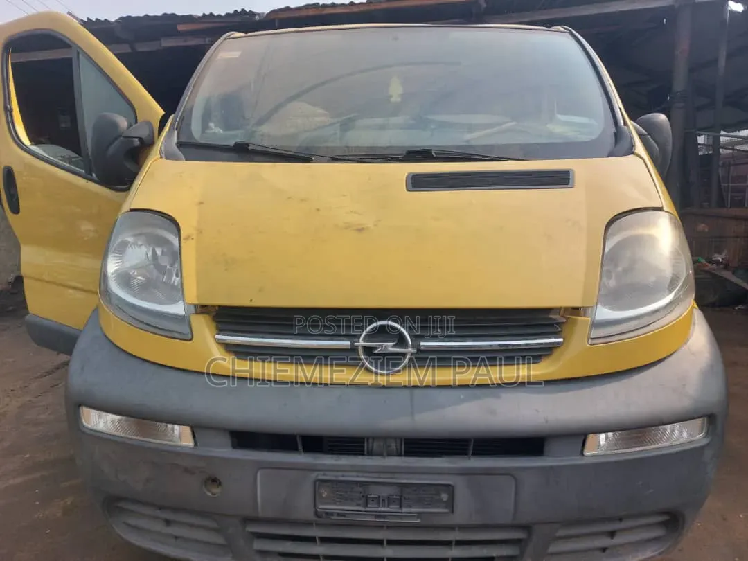 Opel Vivaro 2011 Yellow