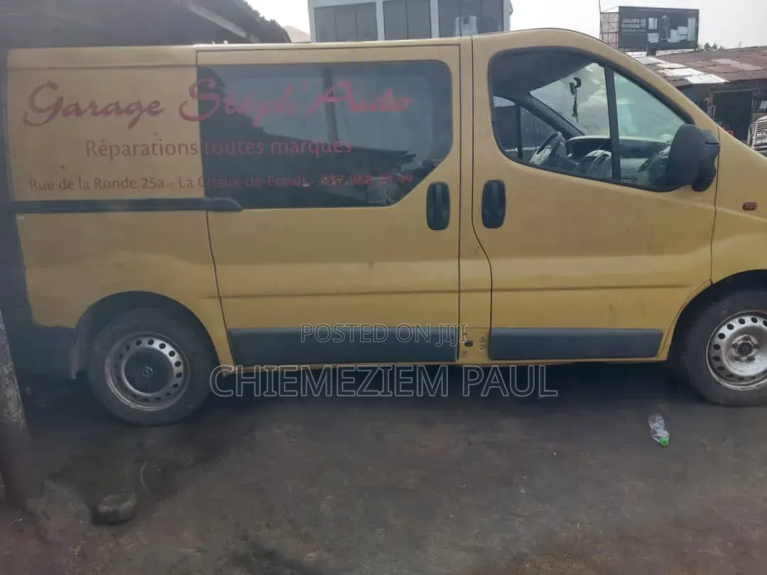 Opel Vivaro 2011 Yellow