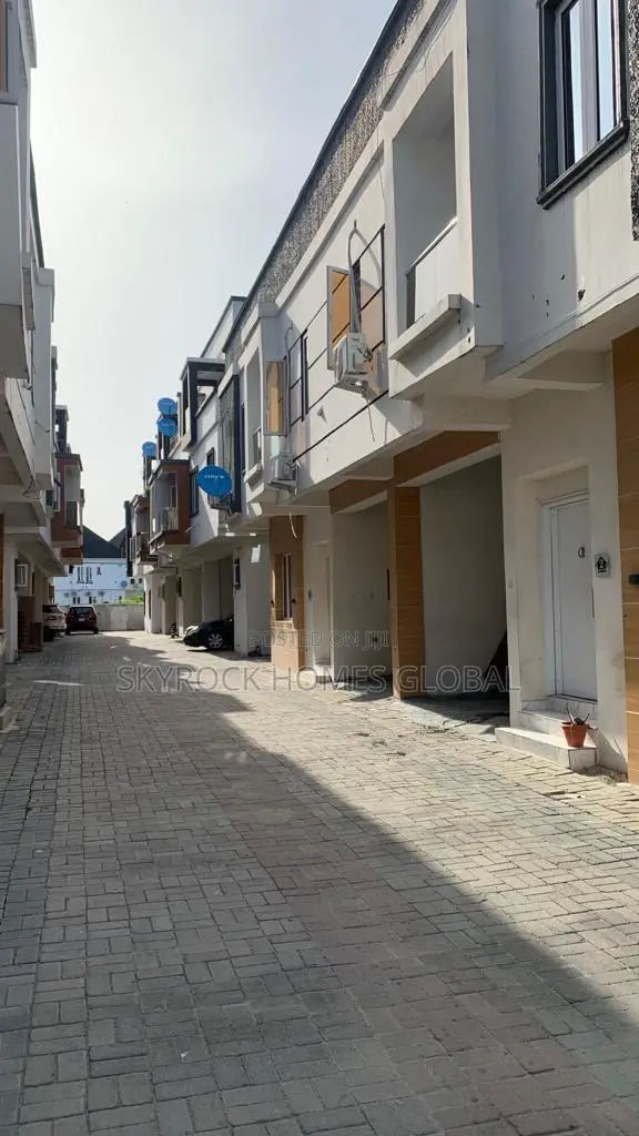 4bdrm Duplex in Ikota for rent