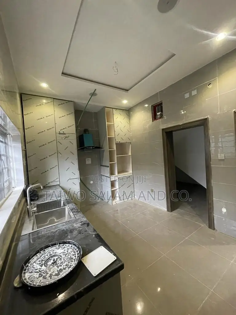 5bdrm Duplex in Iyanganku for sale