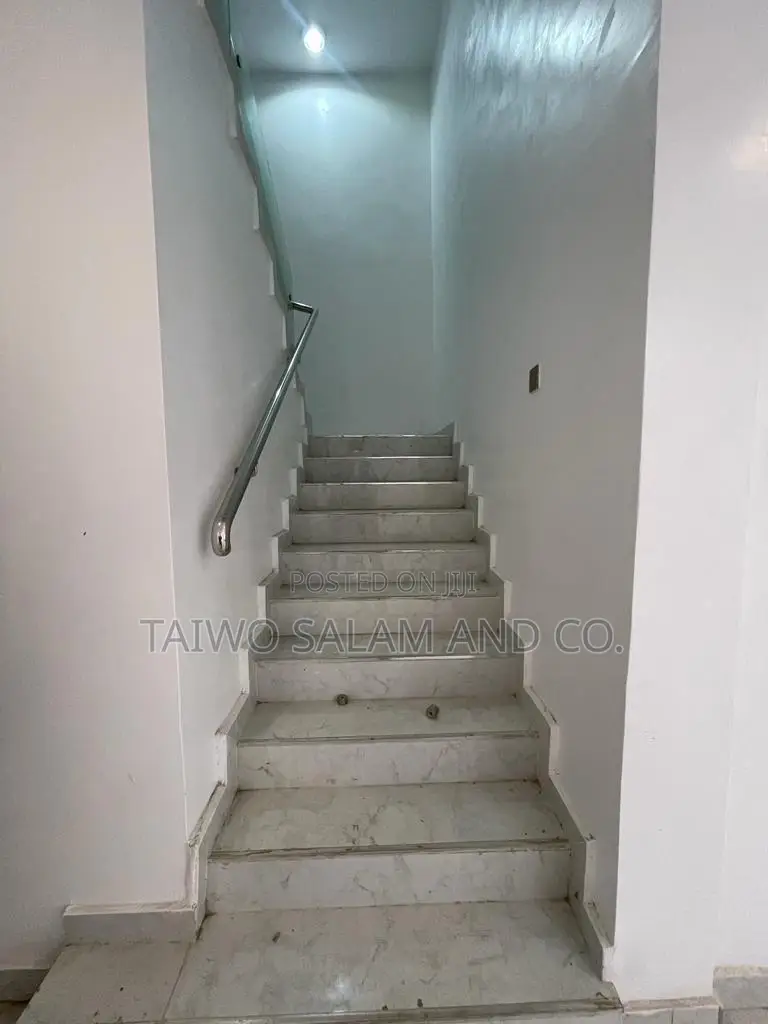 5bdrm Duplex in Iyanganku for sale