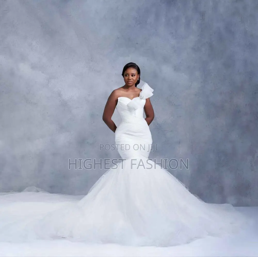 Strapless, Sweetheart Neckline, Mermaid Silhoutte.